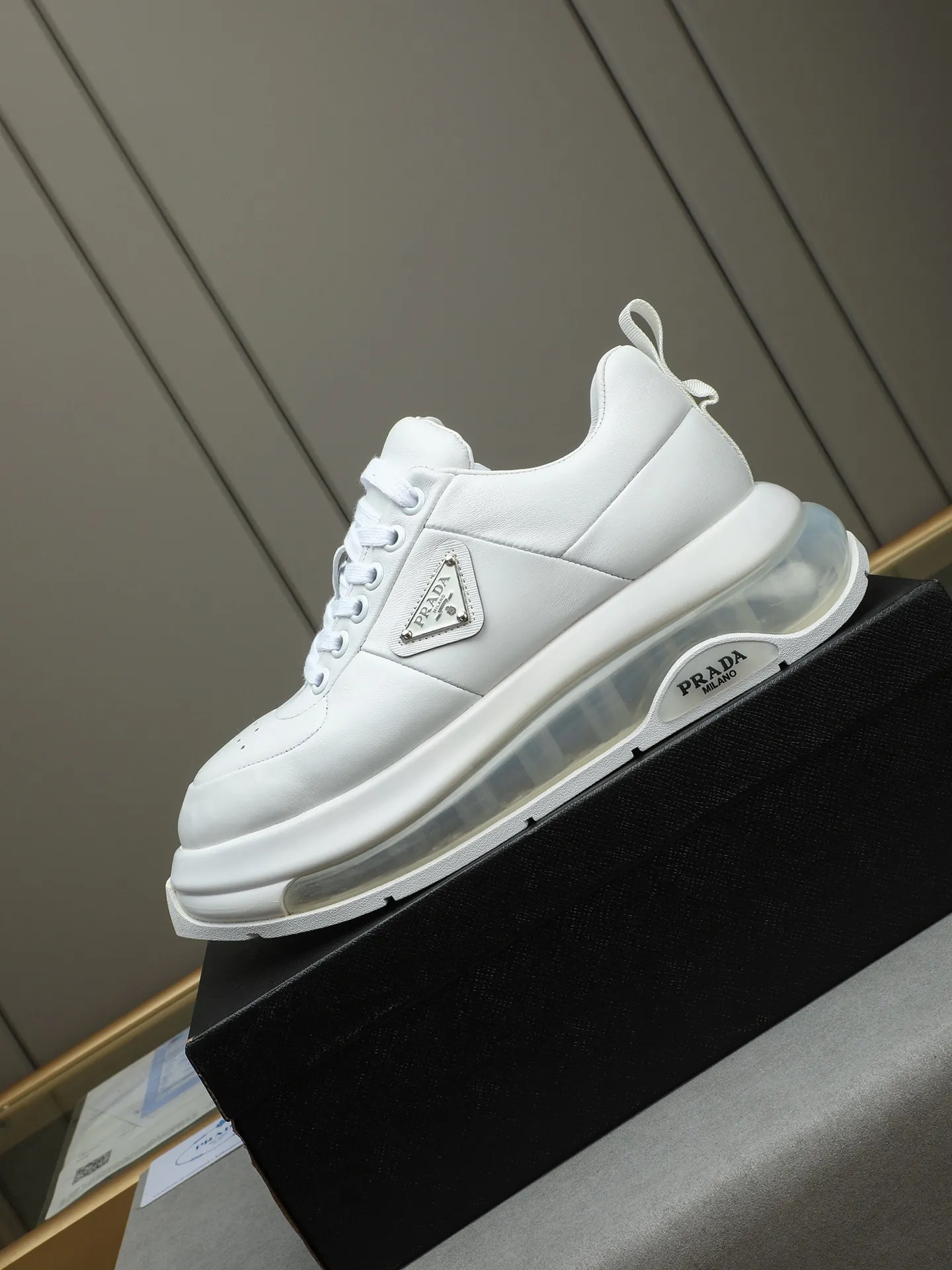 Men's shoes 💰640 Prada/Prada Men's casual shipping, imported cowhide upper, prada triangle logo, lambskin lining, original air cushion sole, rubber sewing process, rubber bottom layer, excellent shock absorption effect, comfortable on the feet! Size: 39-44 (38 45 customized)